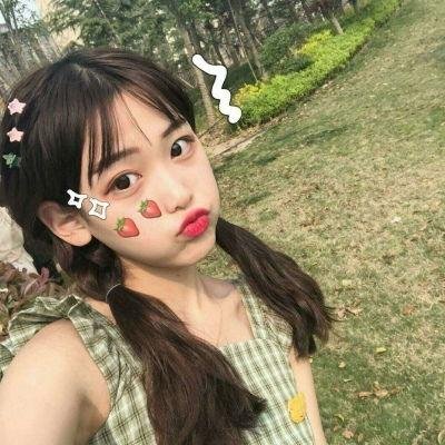 大叔在左，奶狗在右
